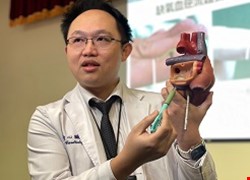 24歲青年昏迷不醒 被發現腦膿瘍併發水腦 肇因心臟先天破洞 缺氧血逆流 細菌入侵大腦 杵狀指、頭痛、手腳無力是徵兆